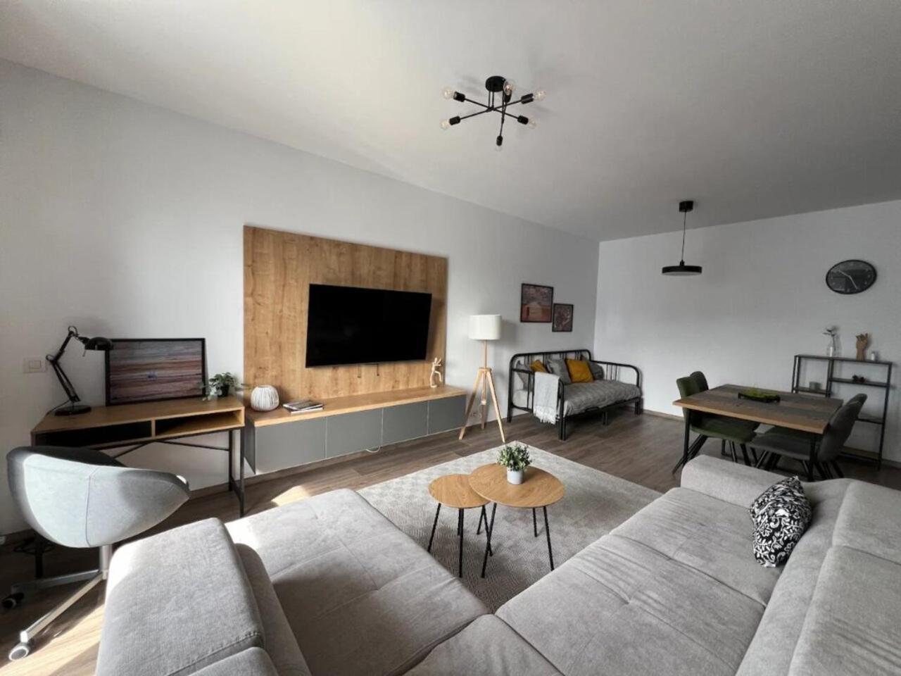 High-Rise Luxury Apartment With Free Parking บูคาเรสต์ ภายนอก รูปภาพ