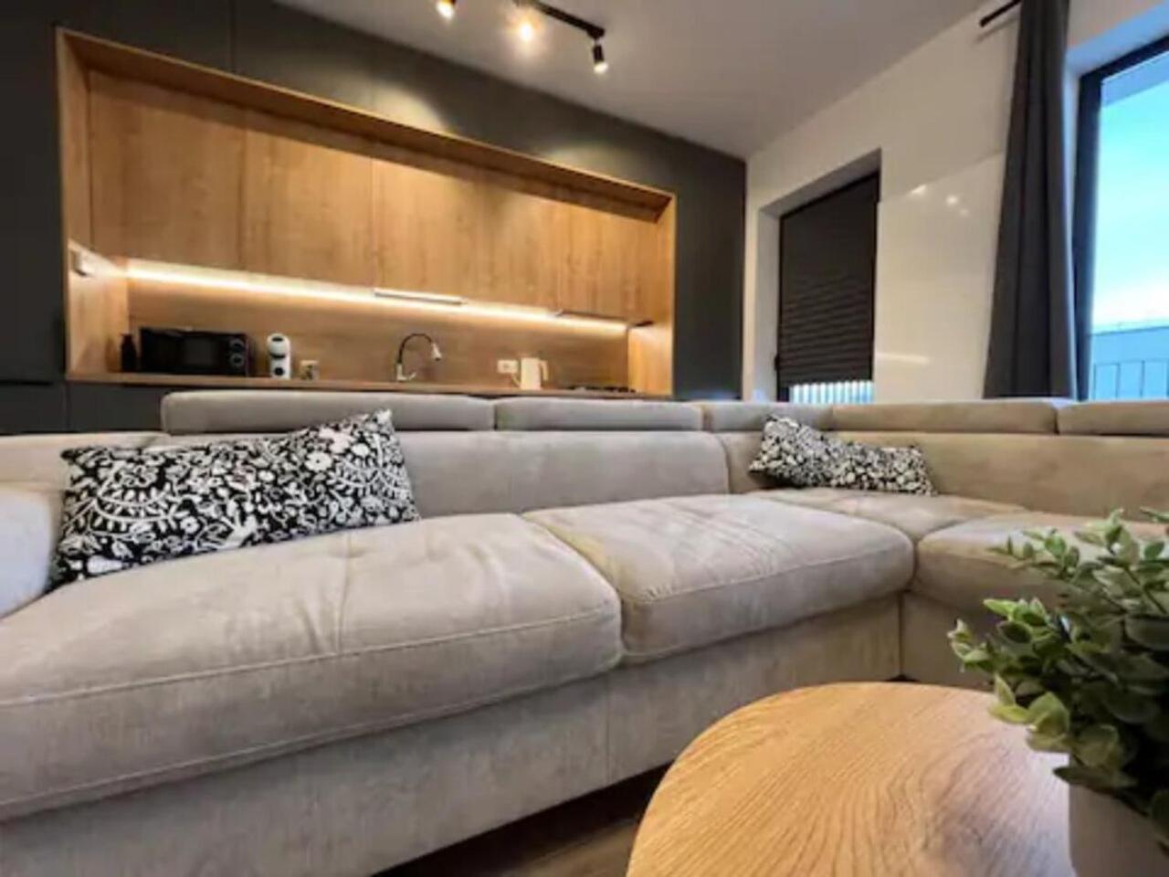 High-Rise Luxury Apartment With Free Parking บูคาเรสต์ ภายนอก รูปภาพ