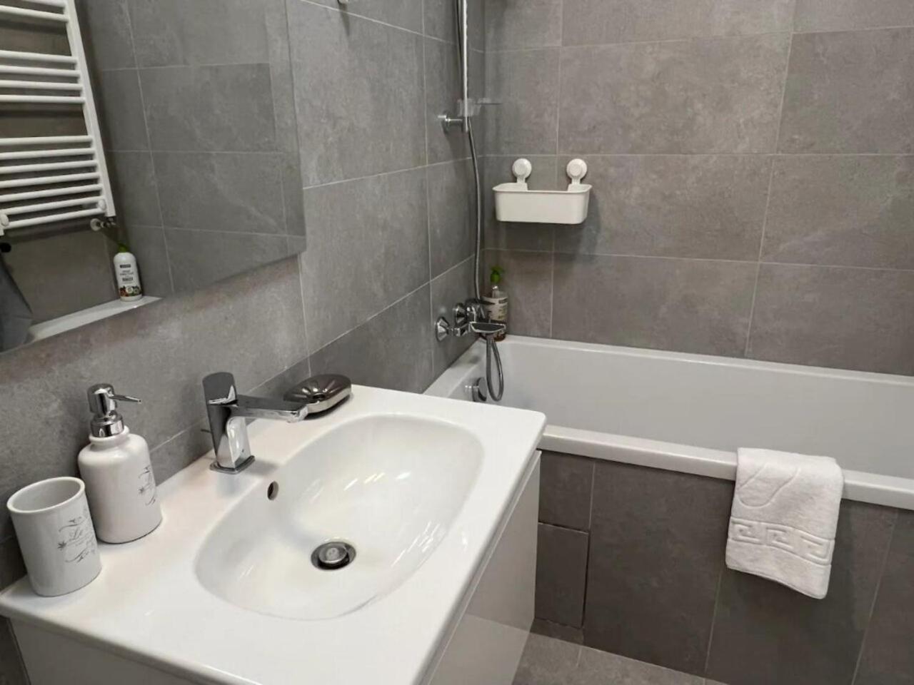 High-Rise Luxury Apartment With Free Parking บูคาเรสต์ ภายนอก รูปภาพ