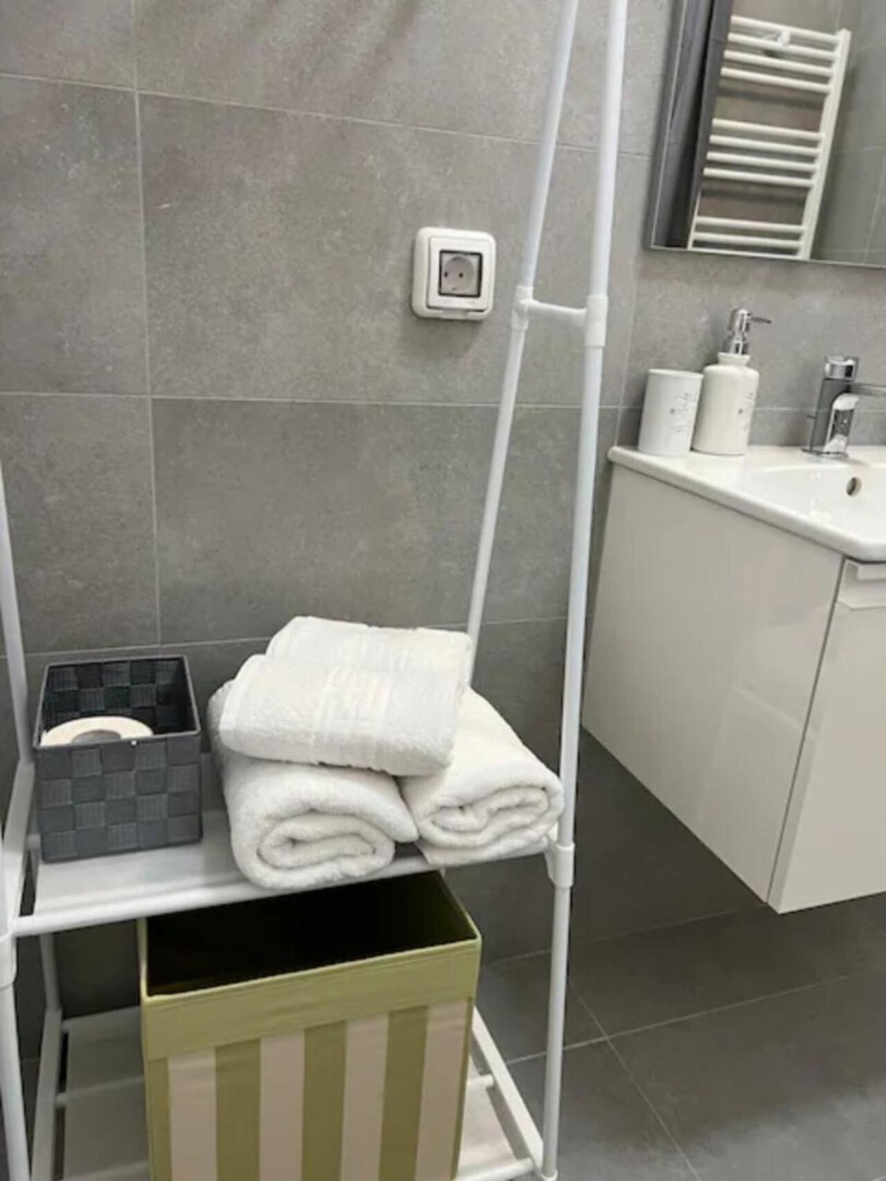 High-Rise Luxury Apartment With Free Parking บูคาเรสต์ ภายนอก รูปภาพ